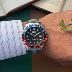 ساعت مچی مردانه Q&Q مدل A172J با قاب Pepsi روی مچ دست