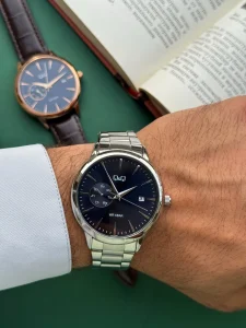 نمای نزدیک از صفحه مشکی و نمایش تاریخ ساعت Q&Q A12A-008