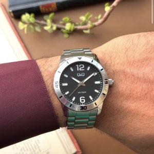ساعت Q&Q Q28B با بند استیل روی دست
