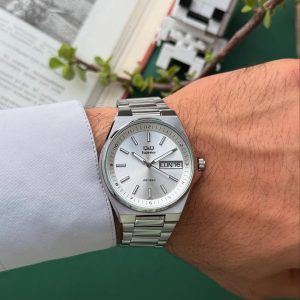 ساعت Q&Q S396 Superior با صفحه سفید کلاسیک روی دست مردانه