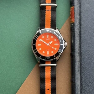 ساعت مچی مردانه Q&Q QB38 با بند ناتو نارنجی مشکی