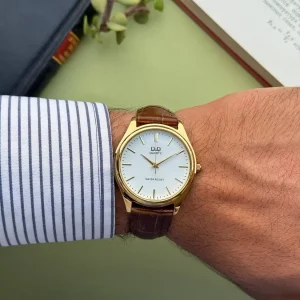 ساعت اورجینال Q&Q Q852 با بند چرمی قهوه‌ای روی دست