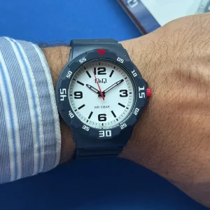 ساعت مچی مردانه Q&Q مدل V02A با مقاومت در برابر آب
