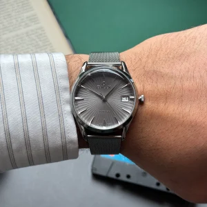 ساعت مردانه اوماکس وینتیج VG06P روی دست